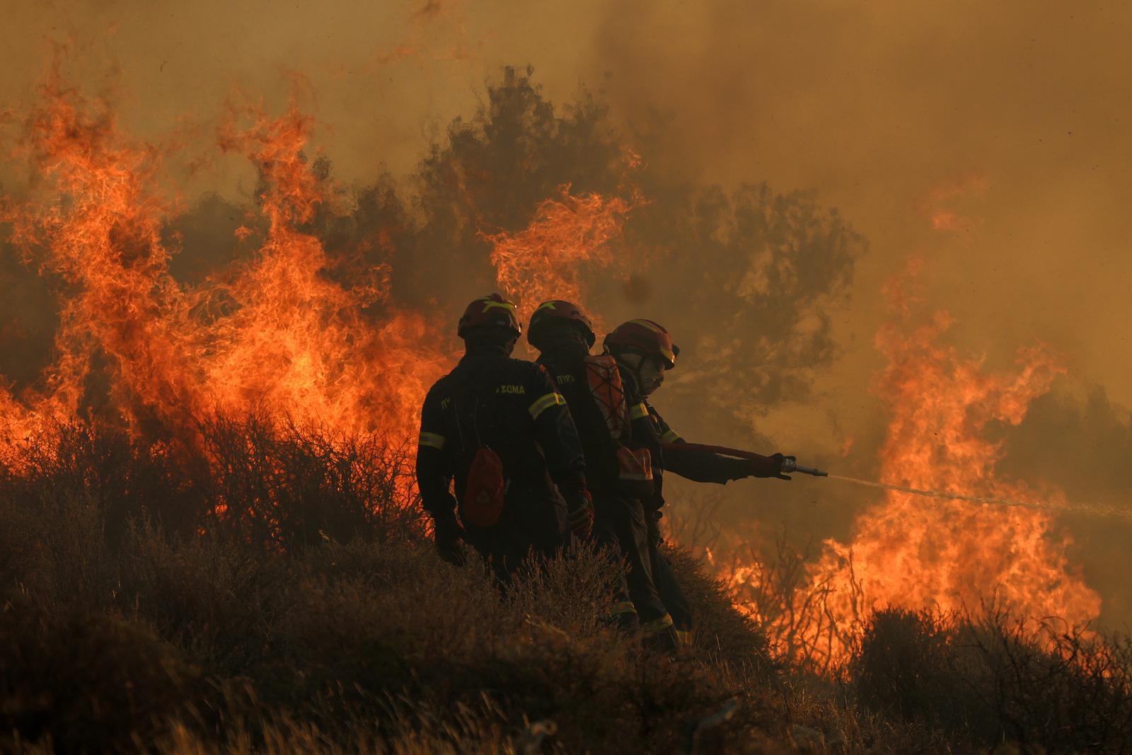 (250703) -- IERAPETRA (GREECE), July 3, 2025 (Xinhua) -- Firefighters battle the flames that keep burning forests and farmland near Ierapetra on the island of Crete, Greece, on July 3, 2025. Two major wildfires, one on the island of Crete and another near the port town of Rafina east of Athens, have forced the evacuation of more than 5,000 residents and tourists, Greek authorities said on Thursday. (Photo by Stefanos Repanis/Xinhua) Photo: Stefanos Repanis/XINHUA