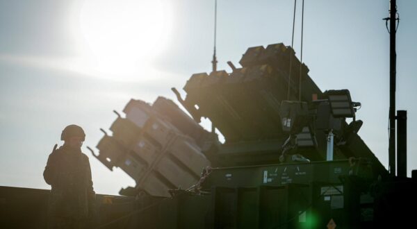 23 January 2025, Poland, Rzeszow: Bundeswehr soldiers load missiles for the Patriot air defense system. With two Patriot systems, the Bundeswehr is protecting NATO's eastern flank with the logistics chain for supplying Ukraine. Photo: Kay Nietfeld/dpa Photo: Kay Nietfeld/DPA