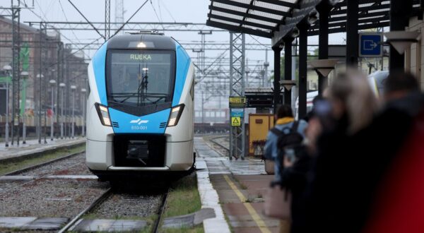 24.04.2024., Rijeka - Nova izravna zeljeznicka putnicka linija izmedu Trsta (Villa Opicina) i Rijeke preko Divace, Pivke i Ilirske Bistrice (SLO) predstavljena je danas na rijeckom zeljeznickom kolodvoru. Vlakovi na relaciji Villa Opicina - Rijeka vozit ce od 24. travnja do 30. rujna ove godine. Photo: Nel Pavletic/PIXSELL