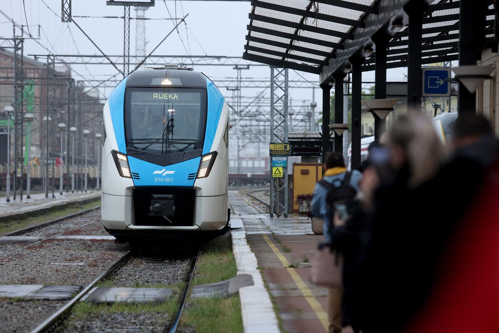 24.04.2024., Rijeka - Nova izravna zeljeznicka putnicka linija izmedu Trsta (Villa Opicina) i Rijeke preko Divace, Pivke i Ilirske Bistrice (SLO) predstavljena je danas na rijeckom zeljeznickom kolodvoru. Vlakovi na relaciji Villa Opicina - Rijeka vozit ce od 24. travnja do 30. rujna ove godine. Photo: Nel Pavletic/PIXSELL