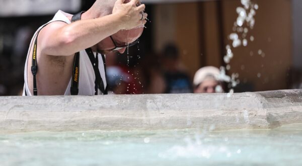 (250703) -- ROME, July 3, 2025 (Xinhua) -- Tourists cool off at the Fontana del Pantheon in Rome, Italy, June 27, 2025. TO GO WITH "Feature: Italy adapts to extreme weather as European heatwave continues" (Xinhua/Li Jing) Photo: Li Jing/XINHUA