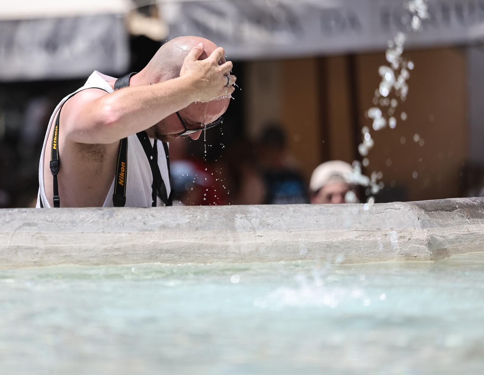 (250703) -- ROME, July 3, 2025 (Xinhua) -- Tourists cool off at the Fontana del Pantheon in Rome, Italy, June 27, 2025. TO GO WITH "Feature: Italy adapts to extreme weather as European heatwave continues" (Xinhua/Li Jing) Photo: Li Jing/XINHUA