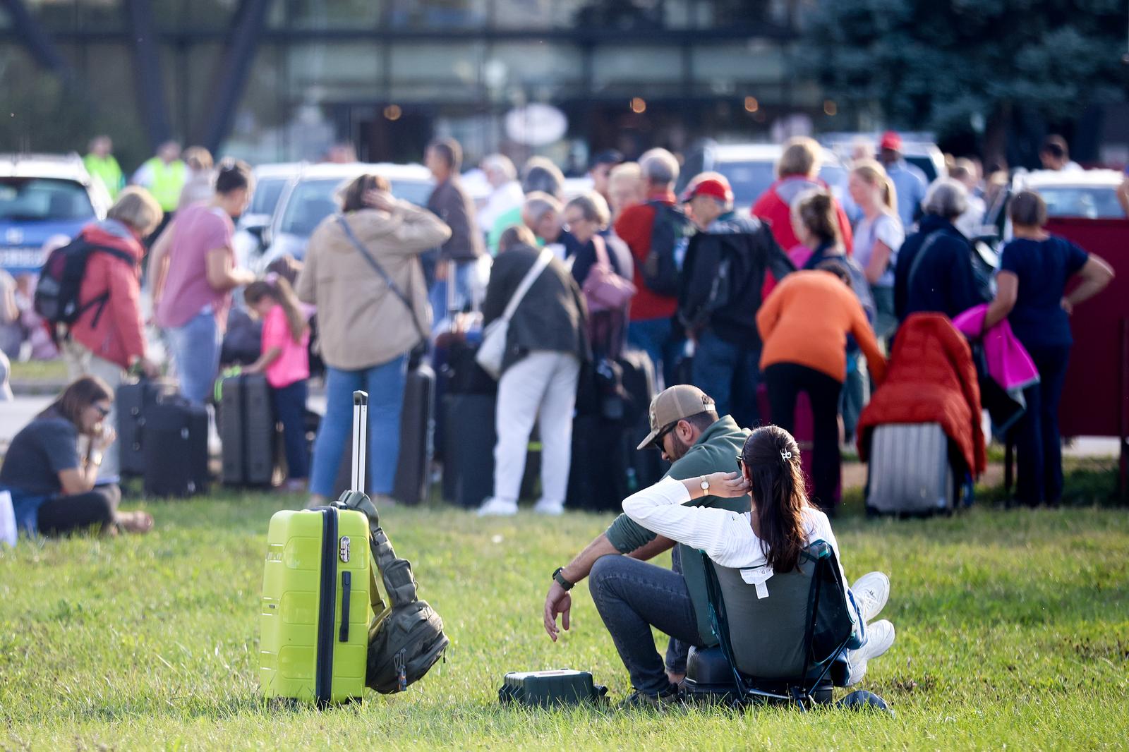 23.09.2024., Sarajevo, Bosna i Hercegovina - Nakon dojave o bombi na Medjunarodni aerodrom Sarajevo izvrsen je kontradiverzioni pregled kompletnog aerodroma te je utvrdjeno da je dojava o postavljenim eksplozivnim napravama bila je lazna. Photo: Armin Durgut/PIXSELL