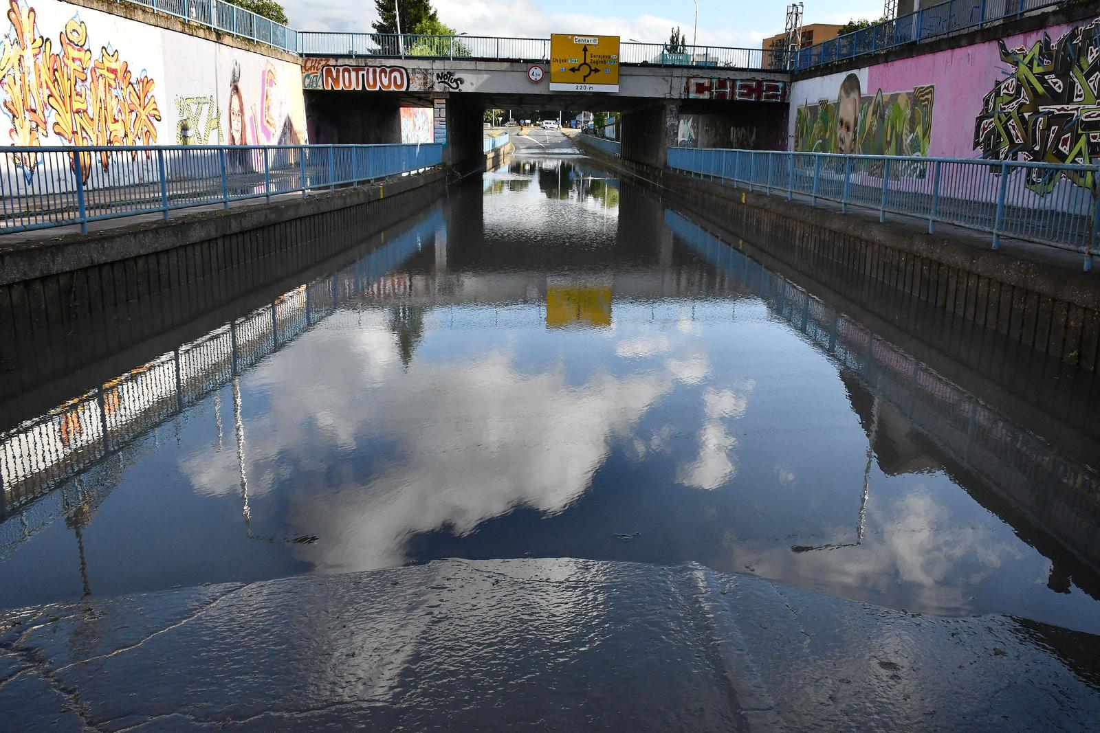 08.07.2025., Slavonski Brod - Kratkotrajno snazno nevrijeme praćeno vjetrom, jakom kišom i ledom prouzrocilo brojne probleme u gradu. Photo: Ivica Galovic/PIXSELL