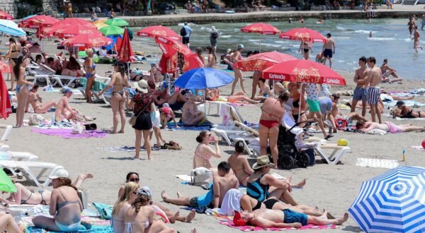 01.07.2025., Split - Unatoc visokim temperaturama i crvenom meteoalarmu na plazi Bacvice vlada uobicajna guzva. Photo: Ivana Ivanovic/PIXSELL