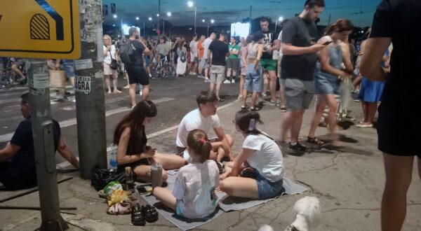 Beograd, 30.6.2025.- Valovi graðanskog neposluha, na koji je pozvao studentski pokret s masovnog prosvjeda u subotu u Beogradu, uz zahtjev za raspisivanje prijevremenih izbora, ire se u ponedjeljak Srbijom brojnim blokadama koje su na prometnice i raskrija izvele tisuæe ljudi. 
foto HINA/ FoNet/ Bojana Milovanoviæ/ ua