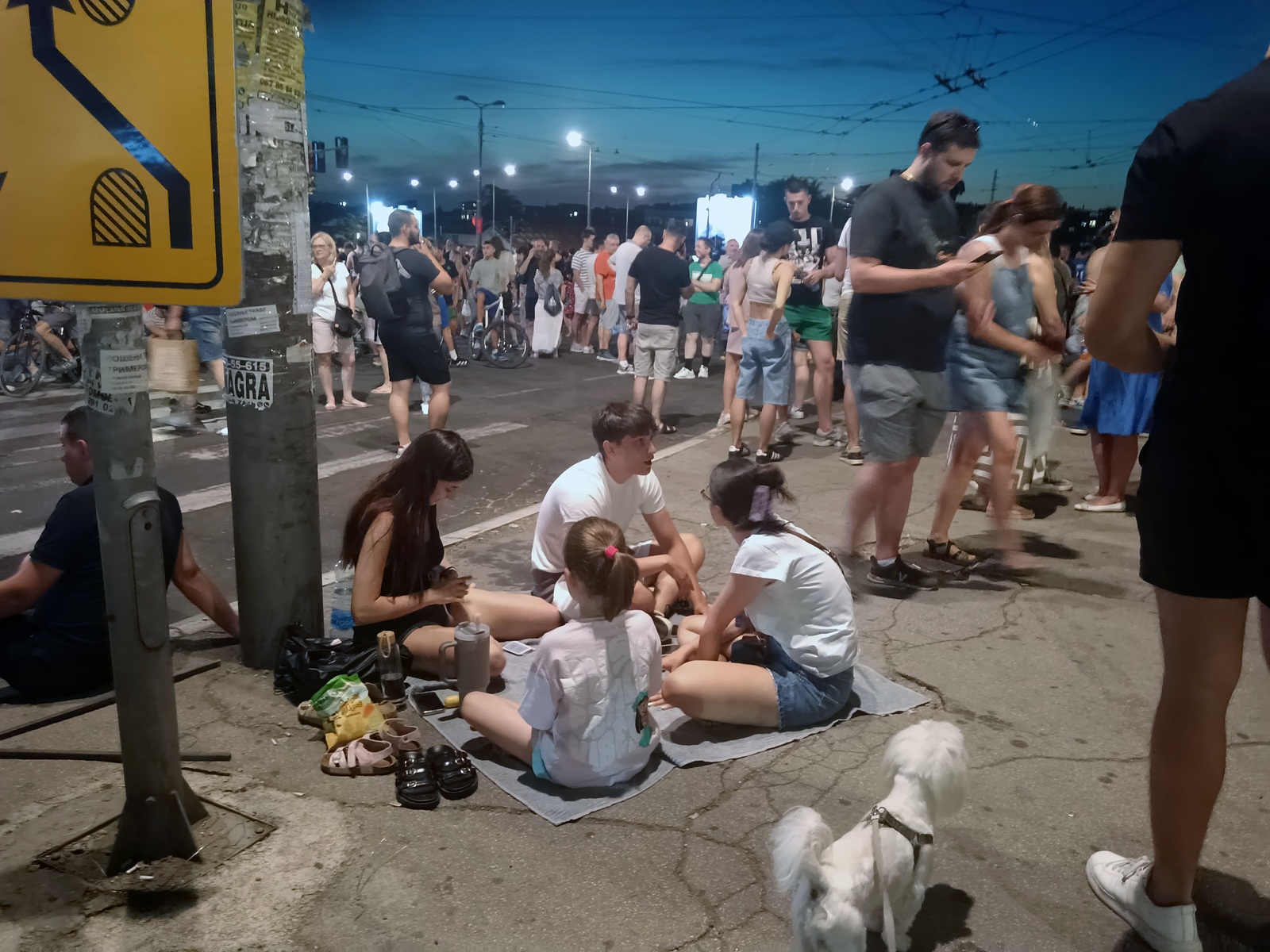 Beograd, 30.6.2025.- Valovi graðanskog neposluha, na koji je pozvao studentski pokret s masovnog prosvjeda u subotu u Beogradu, uz zahtjev za raspisivanje prijevremenih izbora, ire se u ponedjeljak Srbijom brojnim blokadama koje su na prometnice i raskrija izvele tisuæe ljudi. 
foto HINA/ FoNet/ Bojana Milovanoviæ/ ua