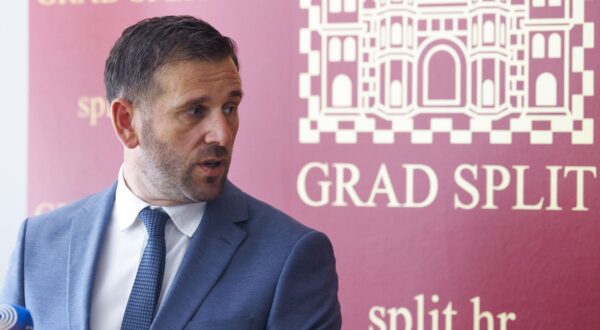 Split, 14.07.2025. - Gradonačelnik Splita Tomislav Šuta održao je radni sastanak s ministricom kulture i medija Ninom Obuljen Koržinek nakon čega su dali izjave medijima. Na fotograifji Tomislav Šuta.
foto HINA/ Miroslav LELAS/ lm