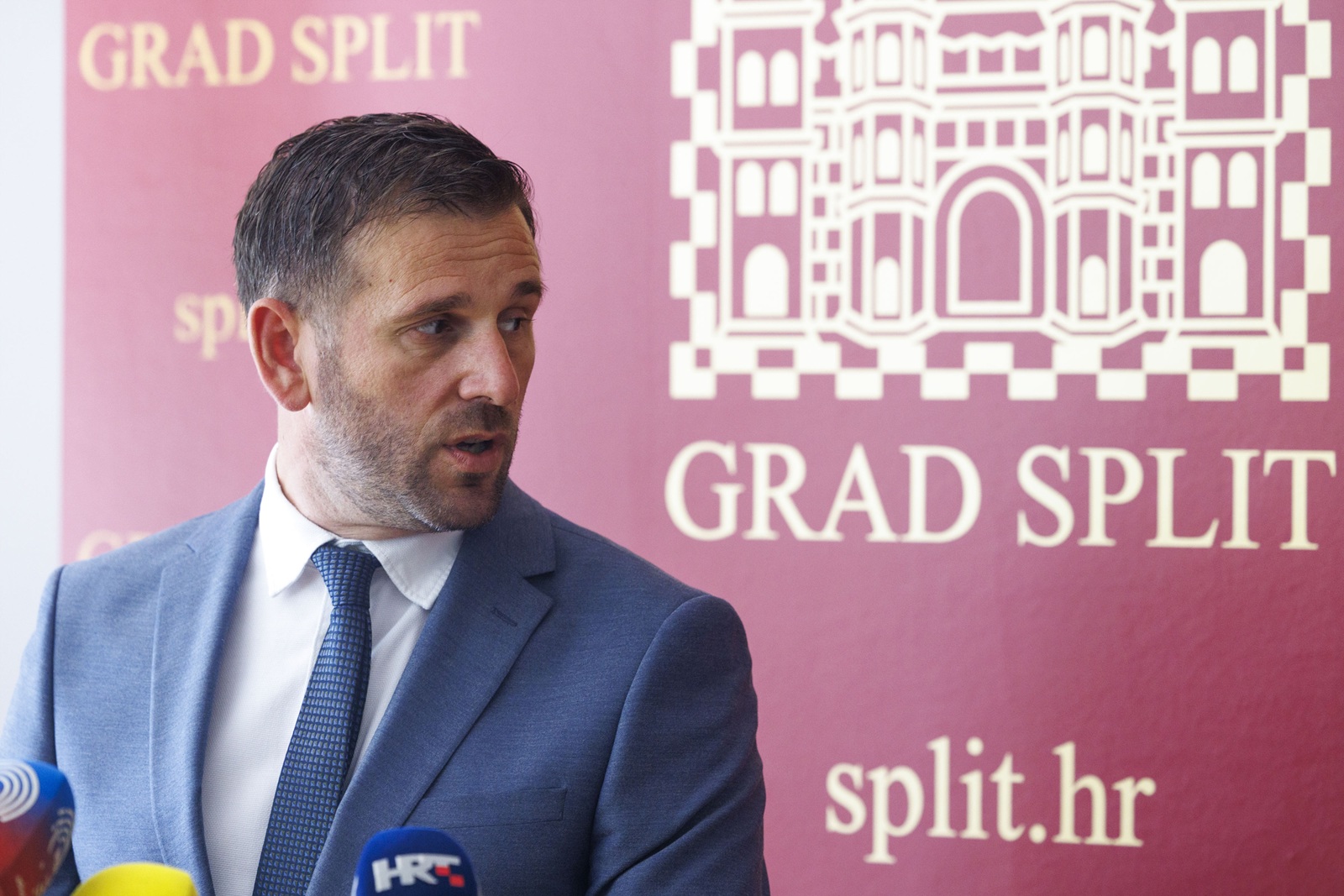 Split, 14.07.2025. - Gradonačelnik Splita Tomislav Šuta održao je radni sastanak s ministricom kulture i medija Ninom Obuljen Koržinek nakon čega su dali izjave medijima. Na fotograifji Tomislav Šuta.
foto HINA/ Miroslav LELAS/ lm