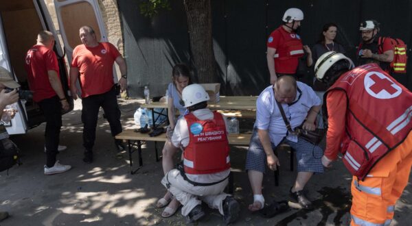 First responders from Ukrainian Red Cross give first aid to local residents hurt by the Russian drone and airstrike attacks in Kharkiv, Ukraine on July 7, 2025. Photo by Yevhen Titov/ABACAPRESS.COM Photo: Titov Yevhen/ABACA/ABACA