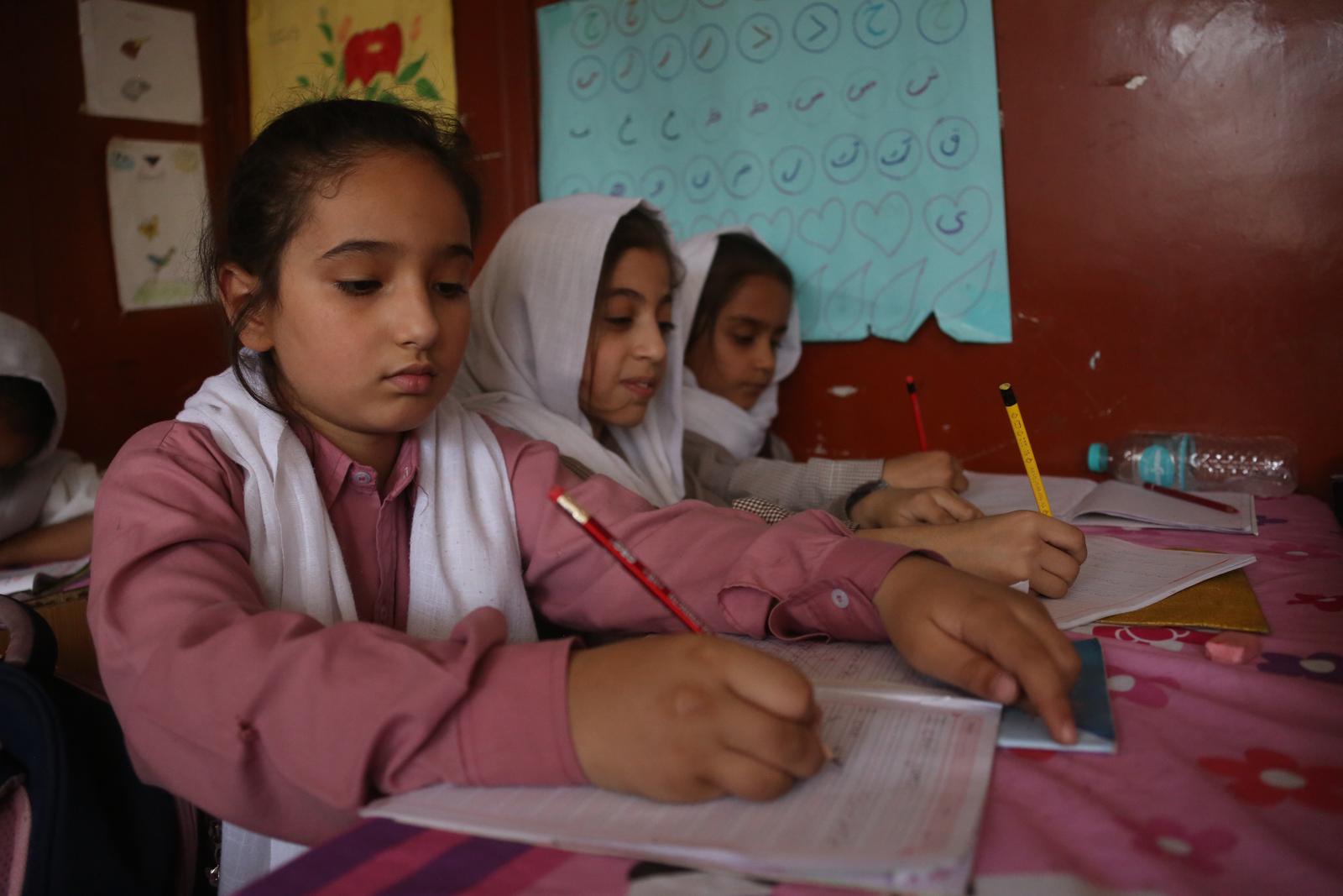 (250531) -- KABUL, May 31, 2025 (Xinhua) -- Afghan girls attend a class at a private school in Kabul, the capital of Afghanistan, May 26, 2025. TO GO WITH "Feature: Afghan children shine through shadows, nurturing hope for brighter future" (Photo by Saifurahman Safi/Xinhua) Photo: Saifurahman Safi/XINHUA
