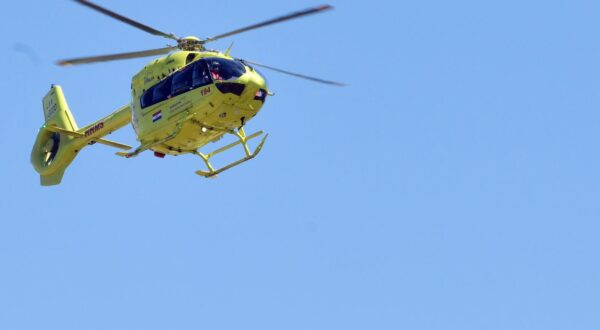30.04.2025., Sibenik - Helikopterske hitne medicinske sluzbe svakodnevno obavljaju prevoz pacijenata. Prevoz hitnog pacijenta iz Sibenika. Photo: Hrvoje Jelavic/PIXSELL