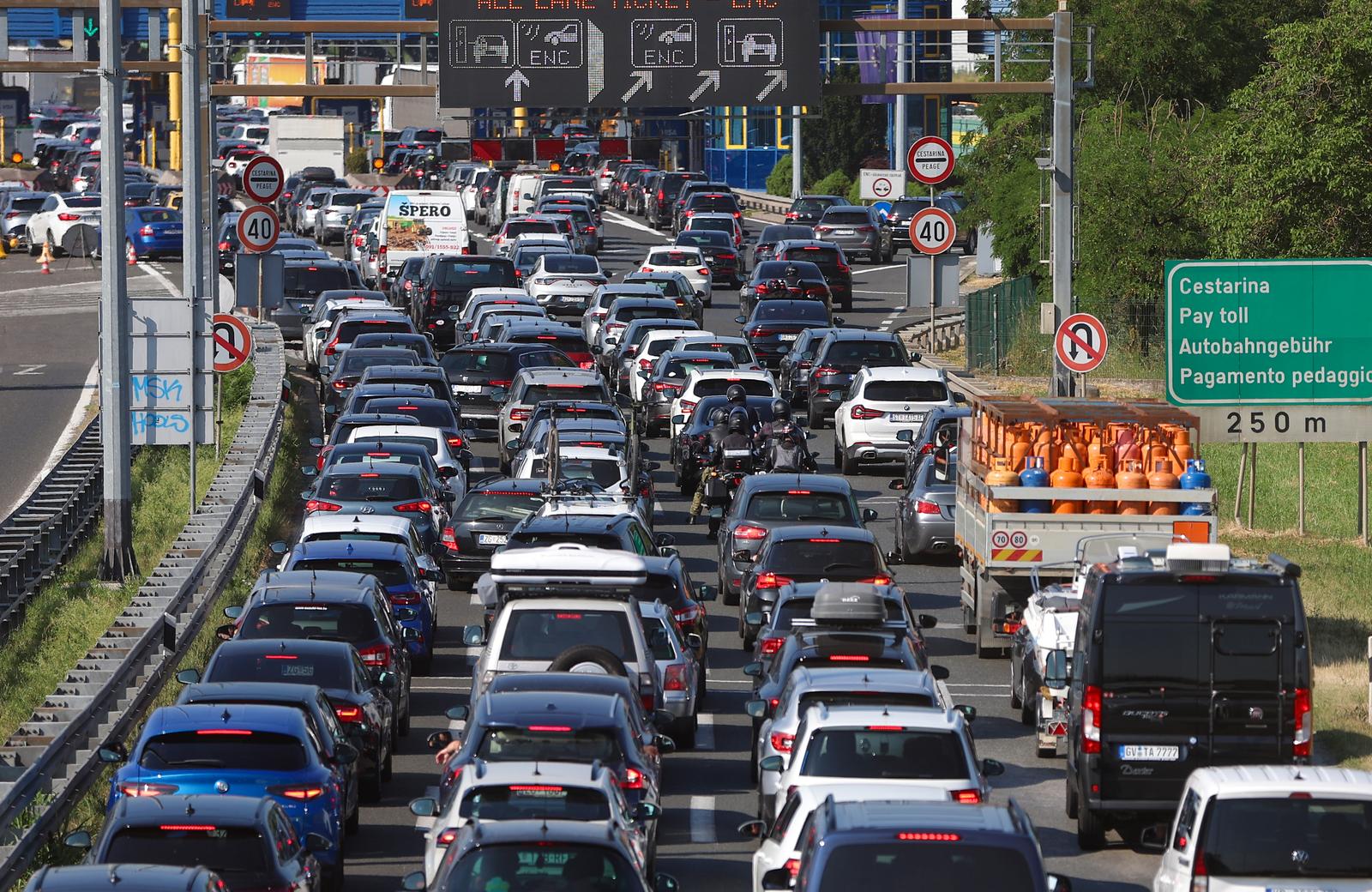 19.06.2025., Zagreb - Naplatna postaja Lucko. Pogled na naplatnu postaju Lucko s nadvoznjaka u Hrvatskom Leskovcu. Pojacan je promet na cestama u smjeru mora, moguci su zastoji i voznja u koloni, osobito na dionicama gdje su u tijeku radovi. Photo: Sanjin Strukic/PIXSELL