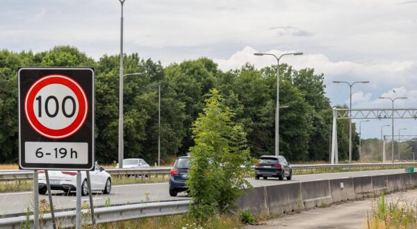 Autobahngrenzübergang zwischen Deutschland und den Niederlanden, Goch, 20.07.2025 Ein Verkehrsschild an einer niederländischen Autobahn zeigt eine Geschwindigkeitsbegrenzung von 100 km/h für den Zeitraum von 6 bis 19 Uhr. Das Schild steht am Fahrbahnrand in Fahrtrichtung und ist deutlich sichtbar. Mehrere Fahrzeuge passieren den Abschnitt. Die Regelung gilt landesweit auf niederländischen Autobahnen und wurde im Zuge klimapolitischer Maßnahmen eingeführt. Siebengewald Limburg Deutschland *** Freeway border crossing between Germany and the Netherlands, Goch, 20 07 2025 A traffic sign on a Dutch freeway shows a speed limit of 100 km/h for the period from 6 a.m. to 7 p.m. The sign is on the side of the road in the direction of travel an 20250720-286A5973-M4000 Photo: IMAGO/Ardan FUESSMANN/IMAGOSTOCK&PEOPLE