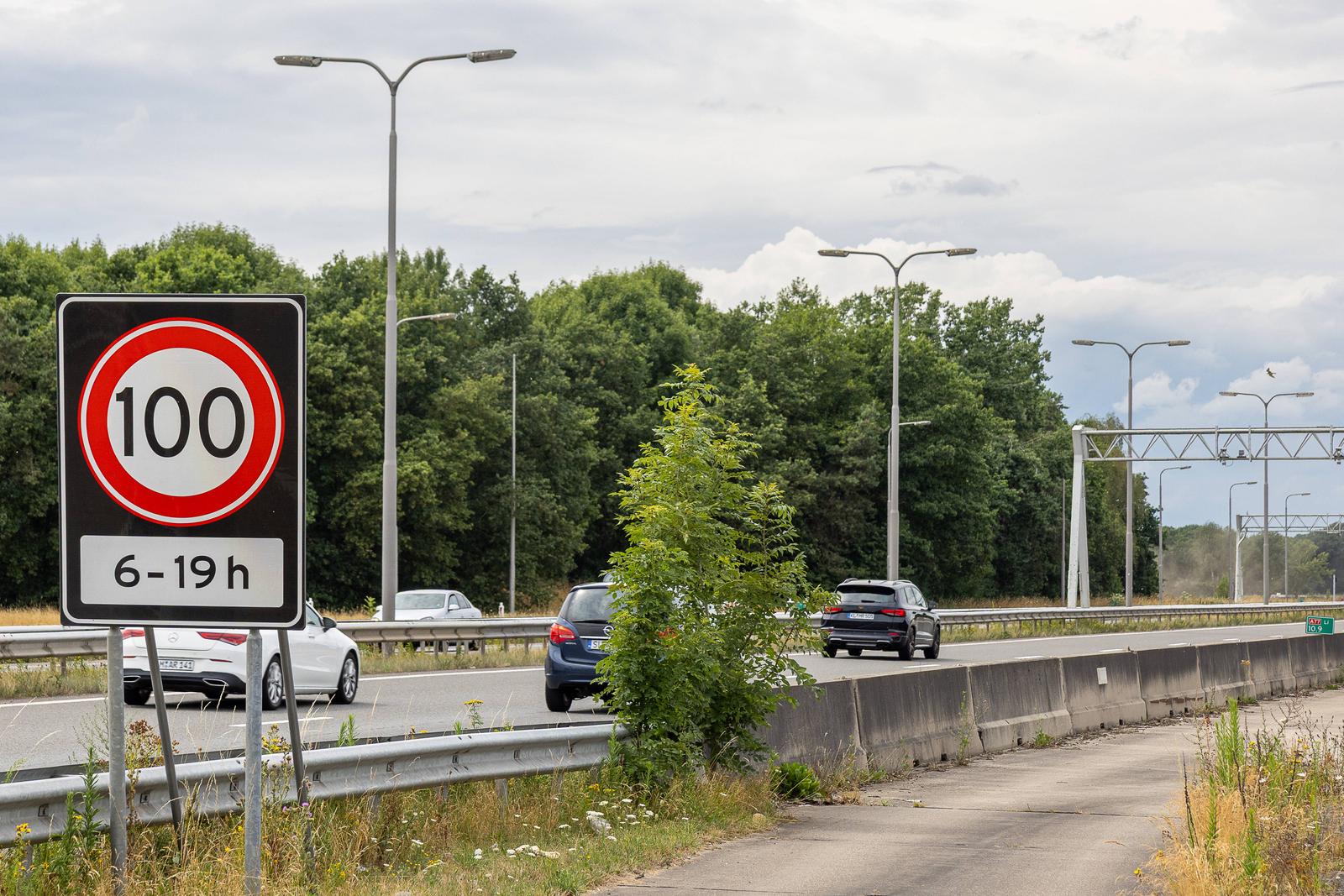Autobahngrenzübergang zwischen Deutschland und den Niederlanden, Goch, 20.07.2025 Ein Verkehrsschild an einer niederländischen Autobahn zeigt eine Geschwindigkeitsbegrenzung von 100 km/h für den Zeitraum von 6 bis 19 Uhr. Das Schild steht am Fahrbahnrand in Fahrtrichtung und ist deutlich sichtbar. Mehrere Fahrzeuge passieren den Abschnitt. Die Regelung gilt landesweit auf niederländischen Autobahnen und wurde im Zuge klimapolitischer Maßnahmen eingeführt. Siebengewald Limburg Deutschland *** Freeway border crossing between Germany and the Netherlands, Goch, 20 07 2025 A traffic sign on a Dutch freeway shows a speed limit of 100 km/h for the period from 6 a.m. to 7 p.m. The sign is on the side of the road in the direction of travel an 20250720-286A5973-M4000 Photo: IMAGO/Ardan FUESSMANN/IMAGOSTOCK&PEOPLE