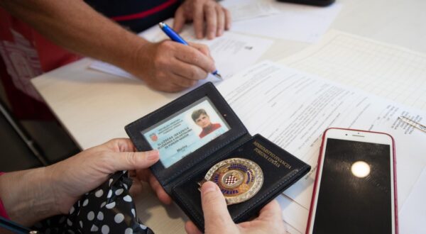 06.07.2019., Velika Gorica - Porezni inspektori Marina Dragas i Mario Stefancic obilaze trgovine odjecom i tekstilom u Velikoj Gorici."nPhoto: Davor Puklavec/PIXSELL