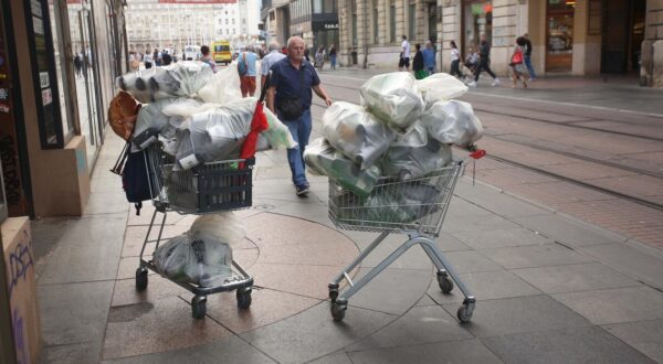 04.09.2022., Zagreb - Sakupljene boce ostavljene na ulici kraj Trga bana Josipa Jelacica.  Photo: Lovro Domitrovic/PIXSELL