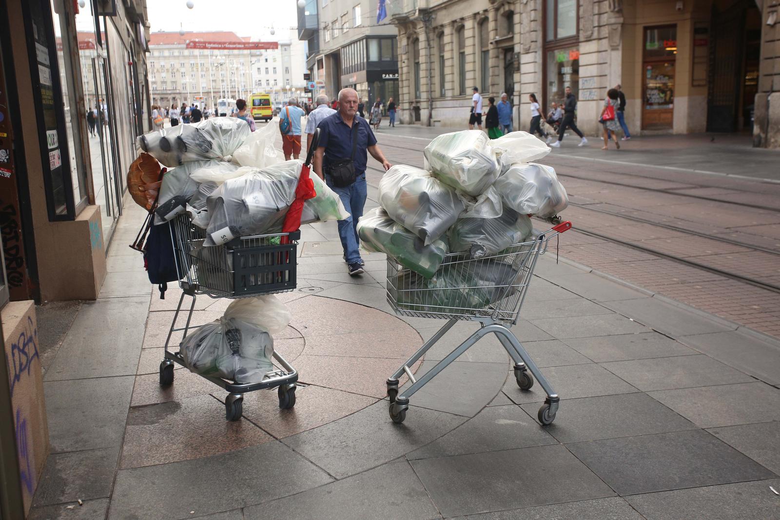 04.09.2022., Zagreb - Sakupljene boce ostavljene na ulici kraj Trga bana Josipa Jelacica.  Photo: Lovro Domitrovic/PIXSELL