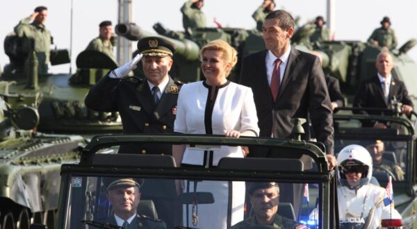 04.08.2015., Zagreb - Svecani mimohod Hrvatske vojske povodom obiljezavanja Dana pobjede i domovinske zahvalnosti i Dana hrvatskih branitelja te 20. obljetnice vojno-redarstvene operacije Oluja. U mimohodu od Avenije Marina Drzica do Savske ulice sudjeluju pjesacki, zrakoplovni te motorizirani, mehanizirani i oklopni postroji s razlicitim borbenim i neborbenim vozilima. Nakon sto je predsjednica RH i vrhovna zapovjednica Oruzanih snaga RH Kolinda Grabar-Kitarovic izdala zapovijed za pocetak svecanog mimohoda, sest topova M1-4/50 kalibra 76 mm Topnicko-raketne pukovnije Zapovjednistva za obuku i doktrinu Fran Krsto Frankopan Hrvatske kopnene vojske s juzne su strane fontana ispred Nacionalne i sveucilisne knjiznice s tri pocasna plotuna oznacili pocetak vojnog dijela mimohoda. Photo: Stjepan Brigljevic/MORH/PIXSELL