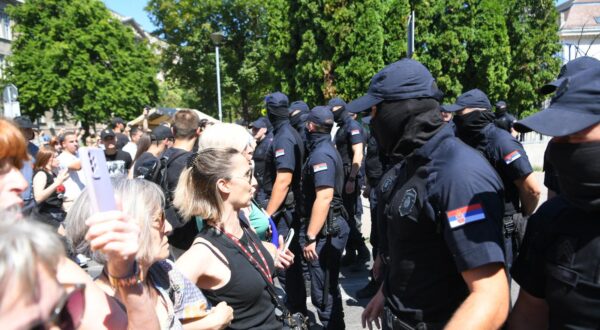 30, June, 2025, Belgrade - Students and citizens again blocked the street near the Faculty of Agriculture in Zemun, but police in balaclavas arrived and ordered them to move away. Photo: R.Z./ATAImages

30, jun, 2025, Beograd - Studenti i gradjani su ponovo blokirali ulicu kod Poljoprivrednog fakulteta u Zemunu, ali se policija sa fantomkama dosla i naredila da se sklone. Photo: R.Z./ATAImages Photo: R.Z./ATAImages/PIXSELL