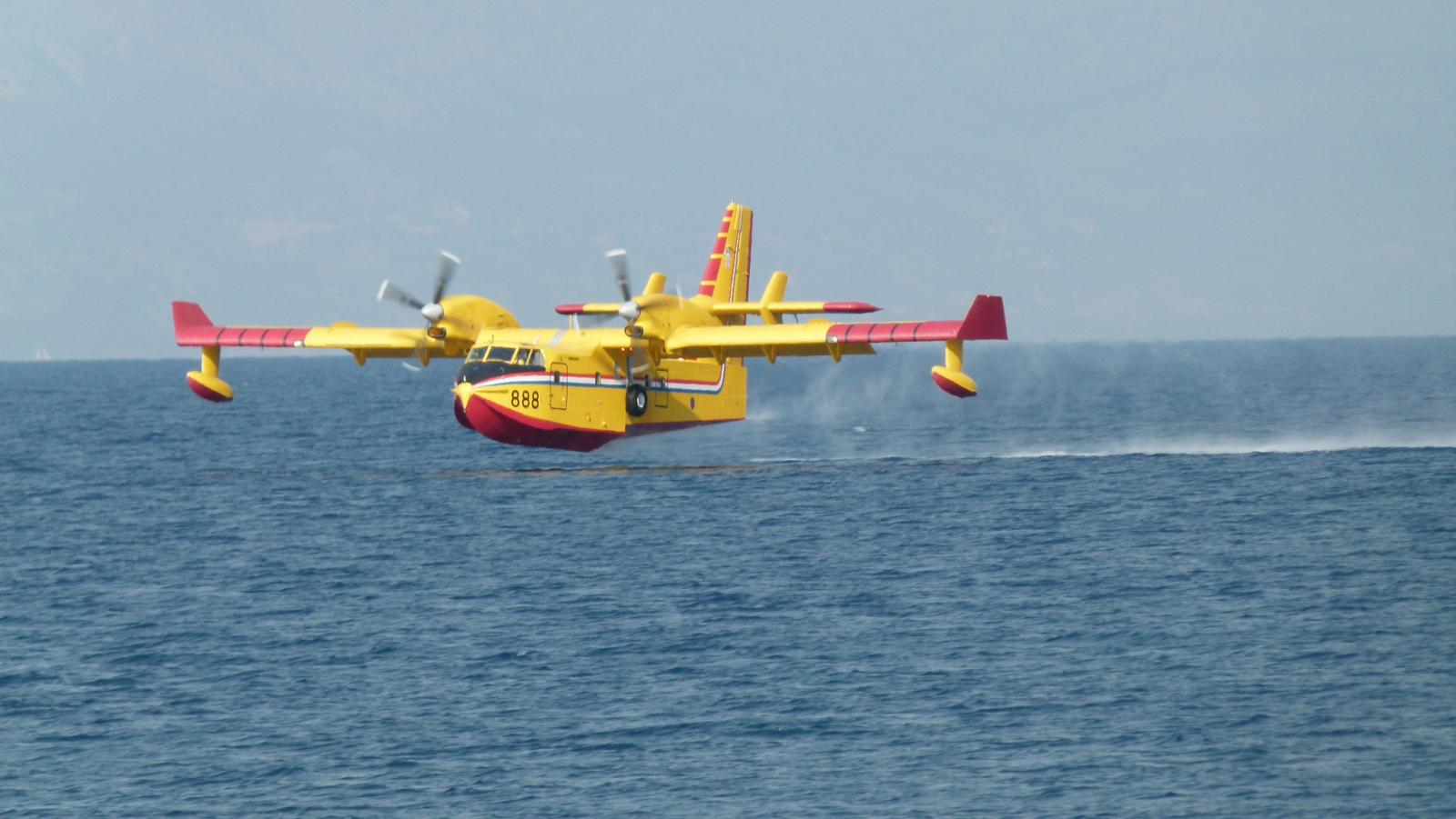 15.07.2011., Brac - Gasitelji se nadaju da bi danas pozar mogao biti lokaliziran. Kanader u zraku. rPhoto: Ivo Cagalj/PIXSELL