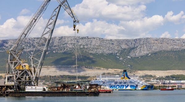 Split, 31.07.2025. - Brod Moby Drea u pratnji četiri remorkera uplovio je u Brodosplit. Radi se o brodu u kojem se nalazi oko 350 tona azbesta kojeg bi radnici Brodosplita trebali ukloniti.
foto HINA/ Miroslav Lelas/ lm