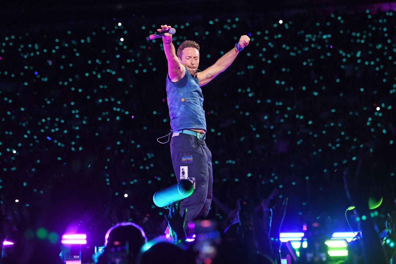 Coldplay perorming at Wembley Stadium LONDON, ENGLAND - AUGUST 22: Chris Martin of Coldplay performs during the Music Of The Spheres World Tour at Wembley Stadium on August 22, 2025 in London, England. Great Britain UK Copyright: xMartinxHarris/CapitalxPicturesx Photo: IMAGO/Martin Harris/Capital Pictures/IMAGOSTOCK&PEOPLE