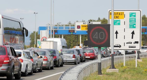 06.08.2017., Zagreb - Postaja za elektronsku naplatu cestarine Demerje. Zbog jutrasnjeg pada sustava naplate cestarine karticama Zaba-e, za njihove korisnike bilo je moguce placanje samo gotovinom ili ENC-om, što je stvorilo guzve. "nPhoto: Tomislav Miletic/PIXSELL