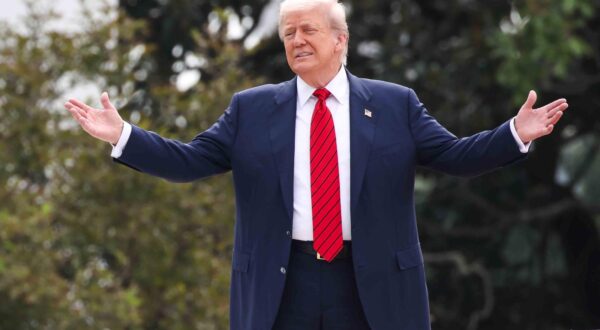 Donald Trump, sous le regard des tireurs d'élite et des gardes du corps, inspecte en compagnie de l'architecte James McCrery, le toit de l'aile ouest de la Maison Blanche, qui abrite la salle de bal, qu'il prévoit de rénover à ses frais, pour un budget d'environ 200 millions de dollars. Aux journalistes présents qui l'interrogeait pour savoir ce qu'il faisait il a répondu avec une provocation destinée à Poutine en déclarant : "Je vais installer des missiles, des missiles nucléaires !" et il a fait le geste d'un missile qui décolle pour se diriger vers l'est. United States President Donald J Trump gestures to the media from the roof of the West Wing at the White House on August 5, 2025 in Washington, D.C. Photo: Photo Press Service / BESTIMAGE/BESTIMAGE