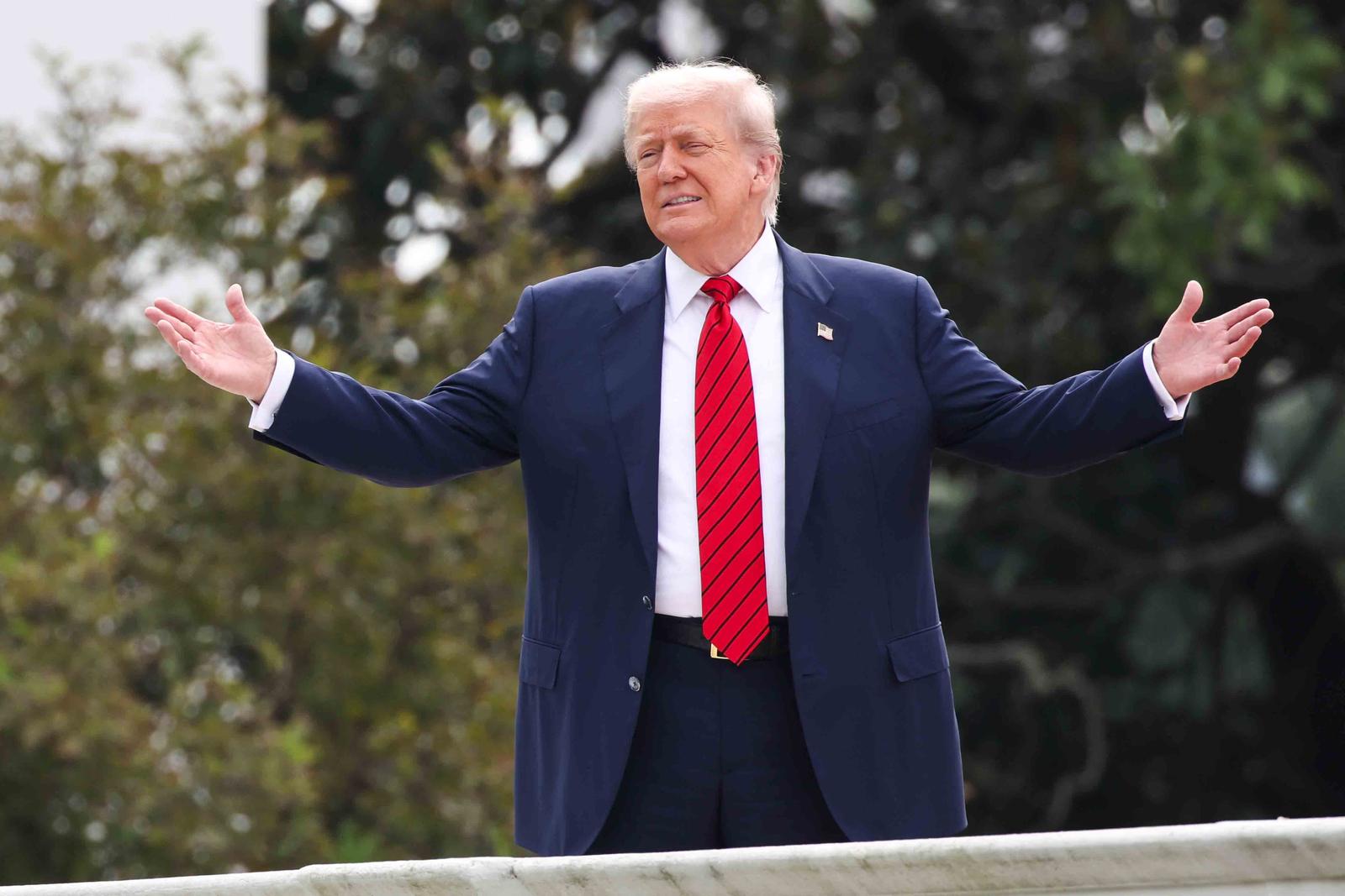 Donald Trump, sous le regard des tireurs d'élite et des gardes du corps, inspecte en compagnie de l'architecte James McCrery, le toit de l'aile ouest de la Maison Blanche, qui abrite la salle de bal, qu'il prévoit de rénover à ses frais, pour un budget d'environ 200 millions de dollars. Aux journalistes présents qui l'interrogeait pour savoir ce qu'il faisait il a répondu avec une provocation destinée à Poutine en déclarant : "Je vais installer des missiles, des missiles nucléaires !" et il a fait le geste d'un missile qui décolle pour se diriger vers l'est. United States President Donald J Trump gestures to the media from the roof of the West Wing at the White House on August 5, 2025 in Washington, D.C. Photo: Photo Press Service / BESTIMAGE/BESTIMAGE