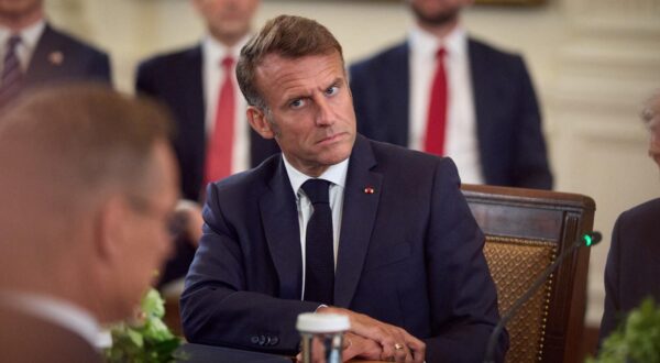 le président Emmanuel Macron - Le président Donald Trump rencontre le président Volodymyr Zelensky et les dirigeants européens à la Maison Blanche à propos de la guerre en Ukraine le 18 août 2025. © Ukraine Presidency via Bestimage President Donald Trump meets President Volodymyr Zelensky and European leaders at the White House to discuss the war in Ukraine on 18 August 2025. Photo: Ukraine Presidency via Bestimage/BESTIMAGE
