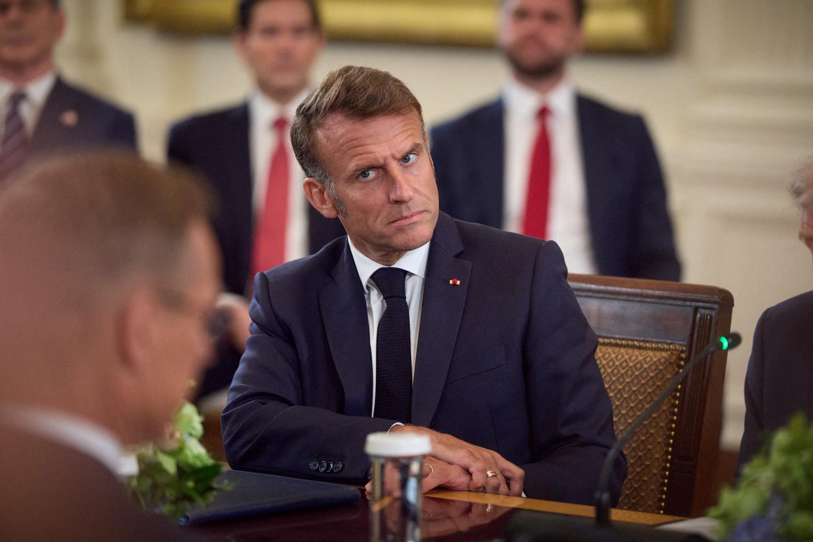 le président Emmanuel Macron - Le président Donald Trump rencontre le président Volodymyr Zelensky et les dirigeants européens à la Maison Blanche à propos de la guerre en Ukraine le 18 août 2025. © Ukraine Presidency via Bestimage President Donald Trump meets President Volodymyr Zelensky and European leaders at the White House to discuss the war in Ukraine on 18 August 2025. Photo: Ukraine Presidency via Bestimage/BESTIMAGE
