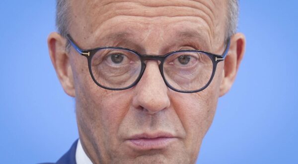 Sommerpressekonferenz Bundeskanzler Merz Bundeskanzler Friedrich Merz im eng geschnittenen Portrait mit Kamerablick bei der traditionellen Sommerpressekonferenz in der Bundespressekonferenz, Berlin, 18.07.2025 Berlin Berlin Deutschland *** Summer press conference Federal Chancellor Merz Federal Chancellor Friedrich Merz in a close-cropped portrait with camera view at the traditional summer press conference at the Federal Press Conference, Berlin, 18 07 2025 Berlin Berlin Germany Photo: IMAGO/IMAGOSTOCK&PEOPLE