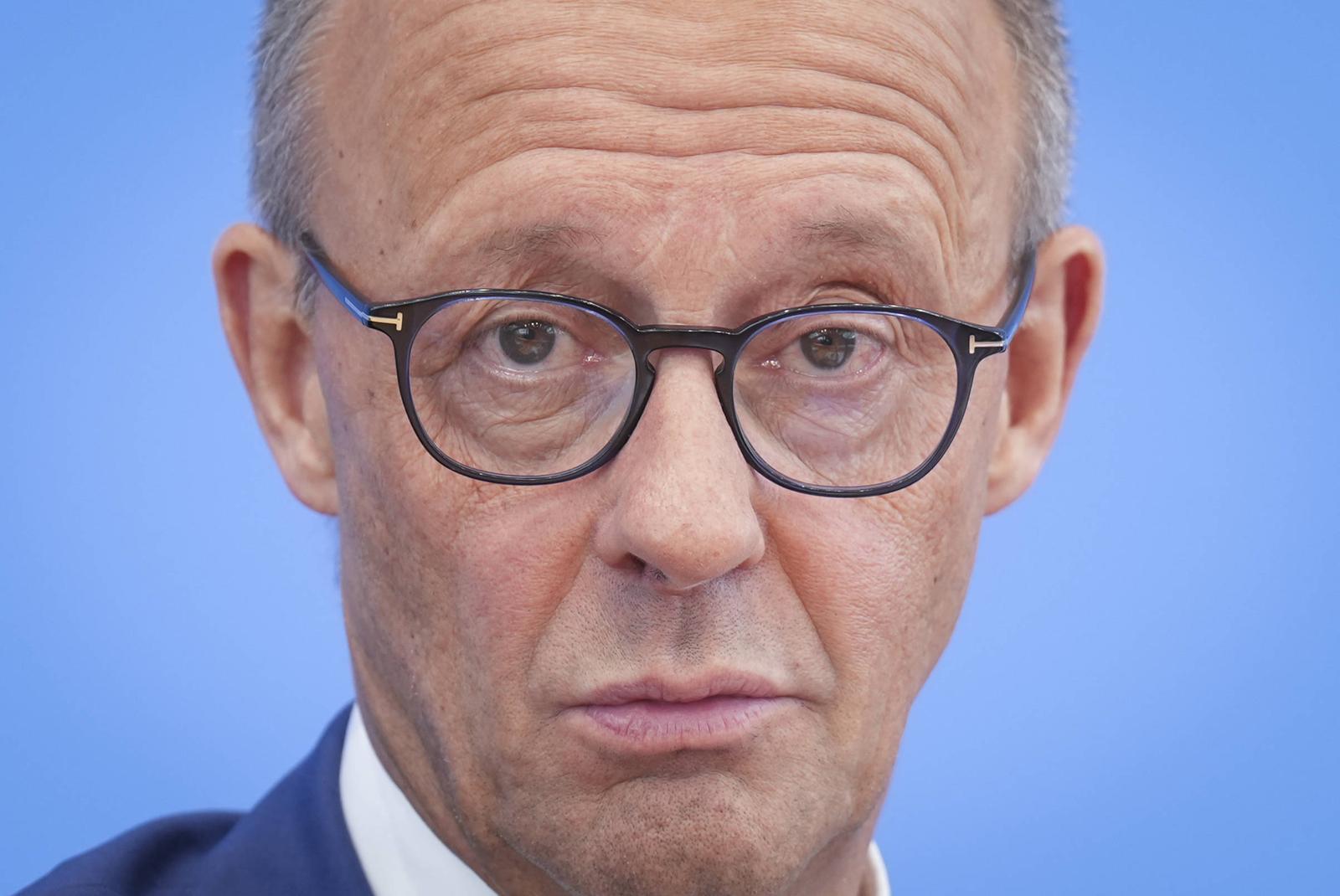 Sommerpressekonferenz Bundeskanzler Merz Bundeskanzler Friedrich Merz im eng geschnittenen Portrait mit Kamerablick bei der traditionellen Sommerpressekonferenz in der Bundespressekonferenz, Berlin, 18.07.2025 Berlin Berlin Deutschland *** Summer press conference Federal Chancellor Merz Federal Chancellor Friedrich Merz in a close-cropped portrait with camera view at the traditional summer press conference at the Federal Press Conference, Berlin, 18 07 2025 Berlin Berlin Germany Photo: IMAGO/IMAGOSTOCK&PEOPLE