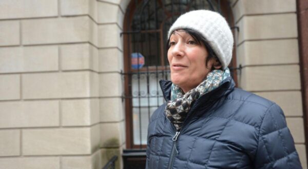 Ghislaine Maxwell is pictured walking outside of her E. 65th Street townhouse in Manhattan on Jan. 4, 2015. (Andrew Savulich/New York Daily News/TNS) Photo: Andrew Savulich/New York Daily N/NEWSCOM