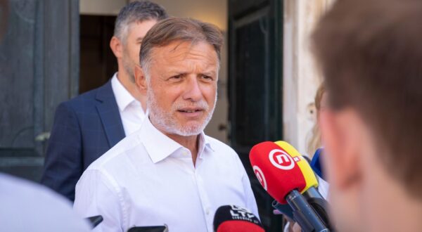 11.08.2025., Dubrovnik - Predsjednik Hrvatskoga sabora Gordan Jandrokovic odrao je sastanak s gradonacelnikom Grada Dubrovnika Matom Frankovicem i zupanom Dubrovačko-neretvanske županije Blazom Pezom. Takodjer, sastao se i s biskupom Dubrovacke biskupije mons. Rokom Glasnovicem.

 Photo: Grgo Jelavic/PIXSELL