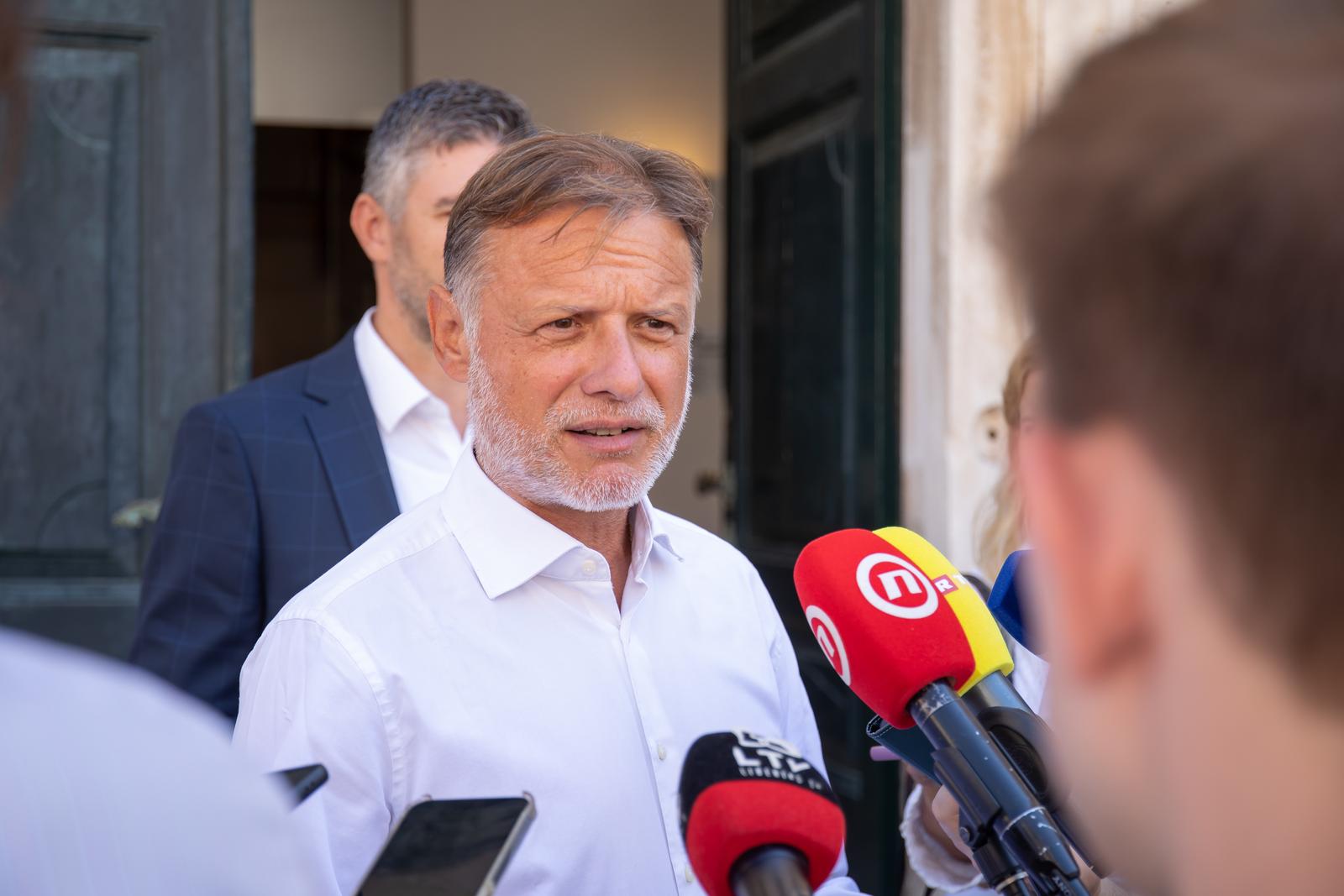 11.08.2025., Dubrovnik - Predsjednik Hrvatskoga sabora Gordan Jandrokovic odrao je sastanak s gradonacelnikom Grada Dubrovnika Matom Frankovicem i zupanom Dubrovačko-neretvanske županije Blazom Pezom. Takodjer, sastao se i s biskupom Dubrovacke biskupije mons. Rokom Glasnovicem.

 Photo: Grgo Jelavic/PIXSELL