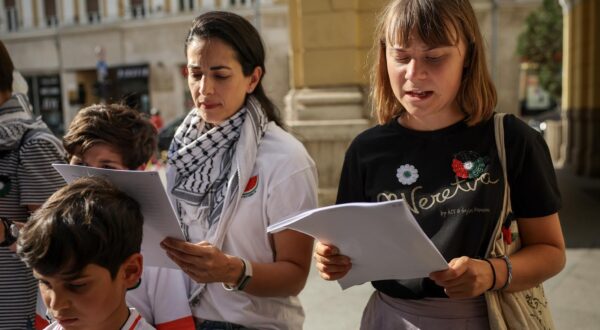 02.08.2025., Sarajevo, Bosna i Hercegovina - Greta Thunberg, svedska klimatska aktivistica sudjelovala je na prosvjedu u Sarajevu. Greta je u drustvu gradjanki i gradjana Sarajeva, te lokalnih aktivista citala imena ubijene djece u Gazi. Photo: Armin Durgut/PIXSELL