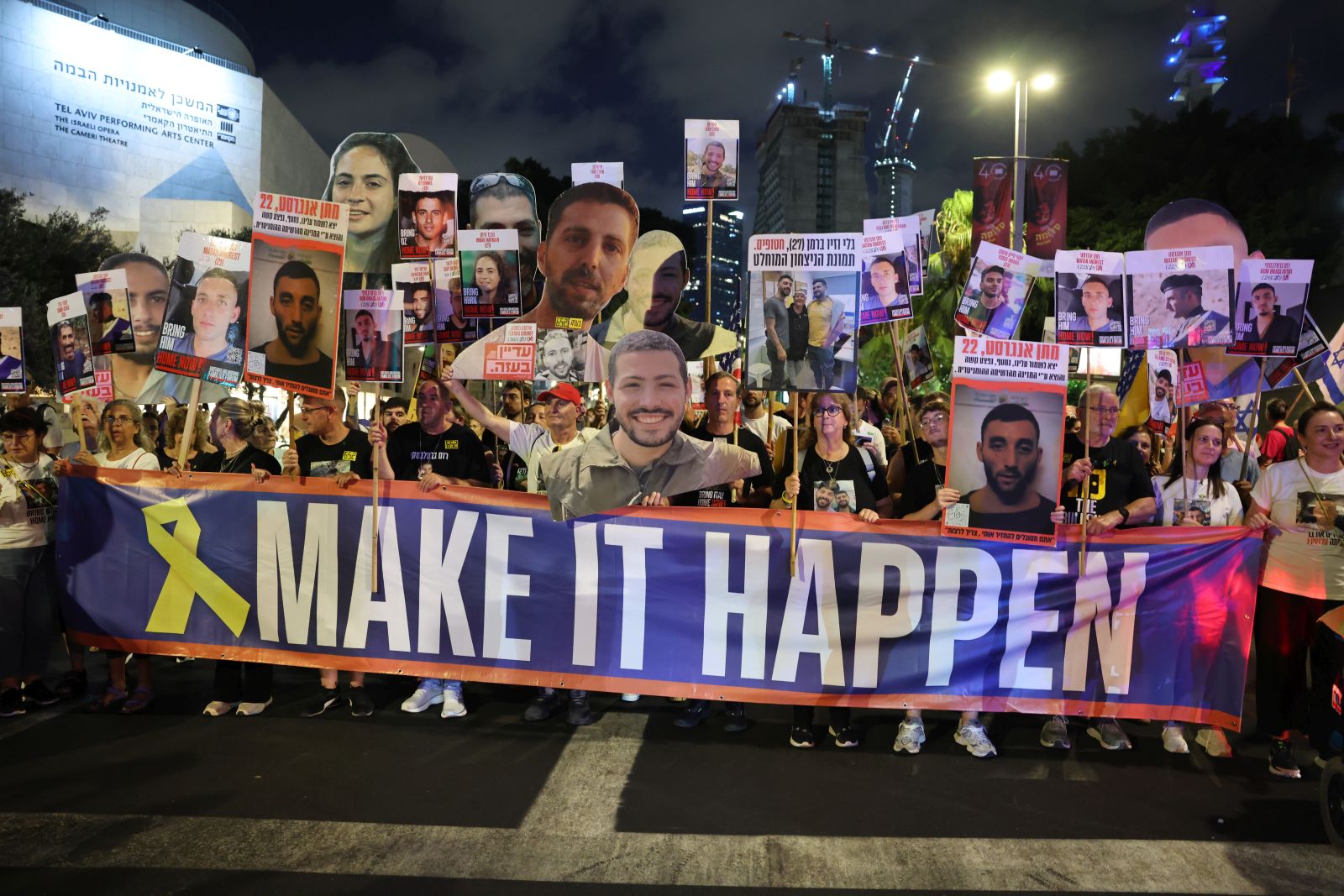 epa12247920 Supporters and families of Israeli hostages held by Hamas in Gaza march towards the US Embassy in Tel Aviv, Israel, 19 July 2025. According to the Israeli army (IDF) spokesperson, around 50 Israeli hostages remain in captivity in the Gaza Strip, including the bodies of at least 30 confirmed dead.  EPA/ABIR SULTAN