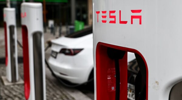 epa12254100 A Tesla is charged at Tesla's Supercharger station for electric cars in Berlin, Germany, 22 July 2025.  EPA/Filip Singer