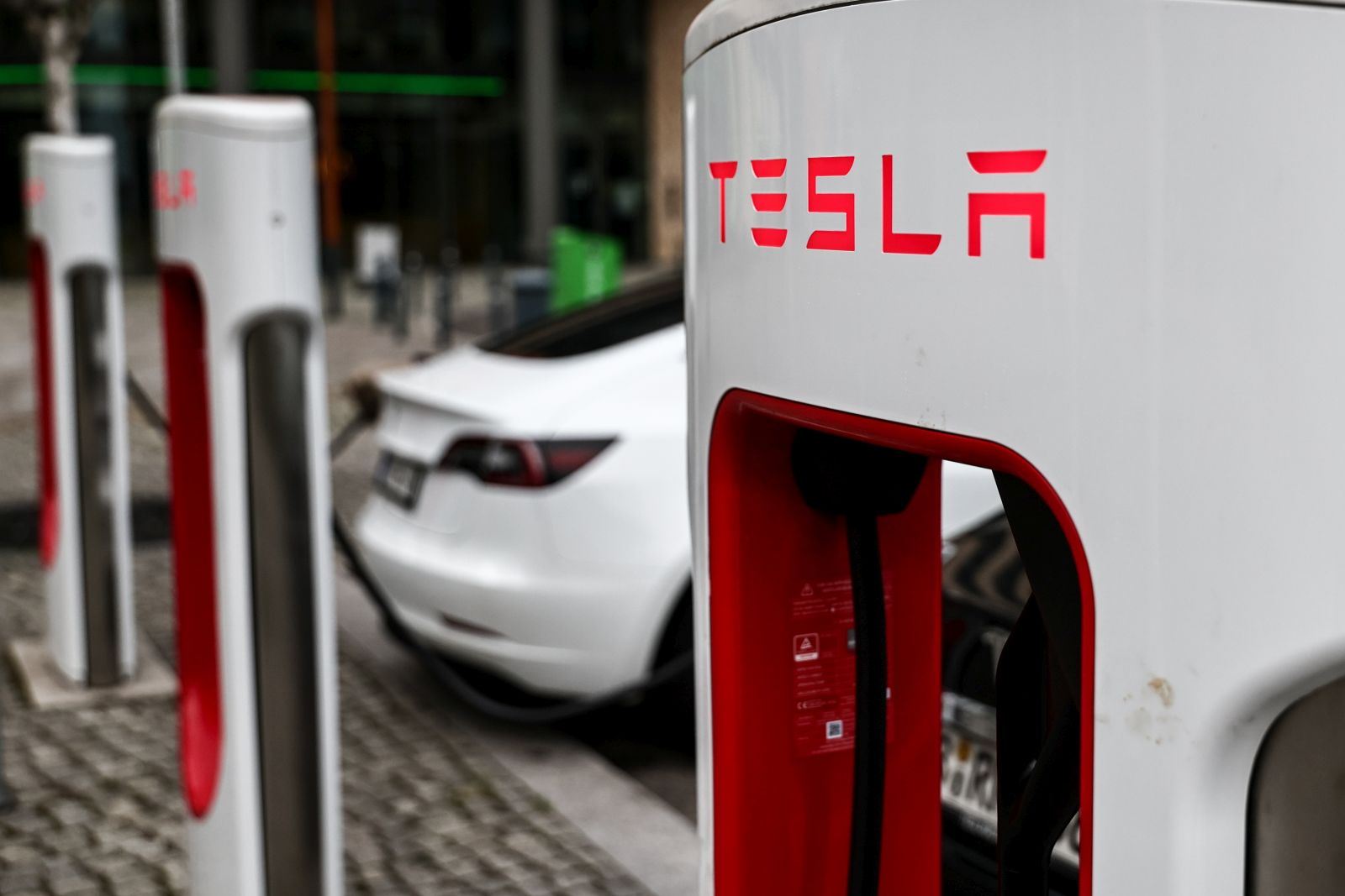 epa12254100 A Tesla is charged at Tesla's Supercharger station for electric cars in Berlin, Germany, 22 July 2025.  EPA/Filip Singer