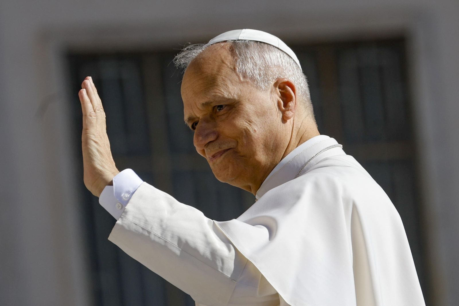 epaselect epa12272140 Pope Leo XIV waves to the faithful during his weekly General Audience in St. Peter's Square, in Vatican City, 30 July 2025.  EPA/FABIO FRUSTACI