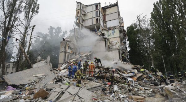 epaselect epa12274453 Rescuers work at the site of a Russian strike on a nine-storey residential building in Kyiv, Ukraine, 31 July 2025. At least seven people were killed in Kyiv, and dozens more were injured, as Russia launched a countrywide overnight attack with drones and missiles, the State Emergency Service said on 31 July.  EPA/SERGEY DOLZHENKO