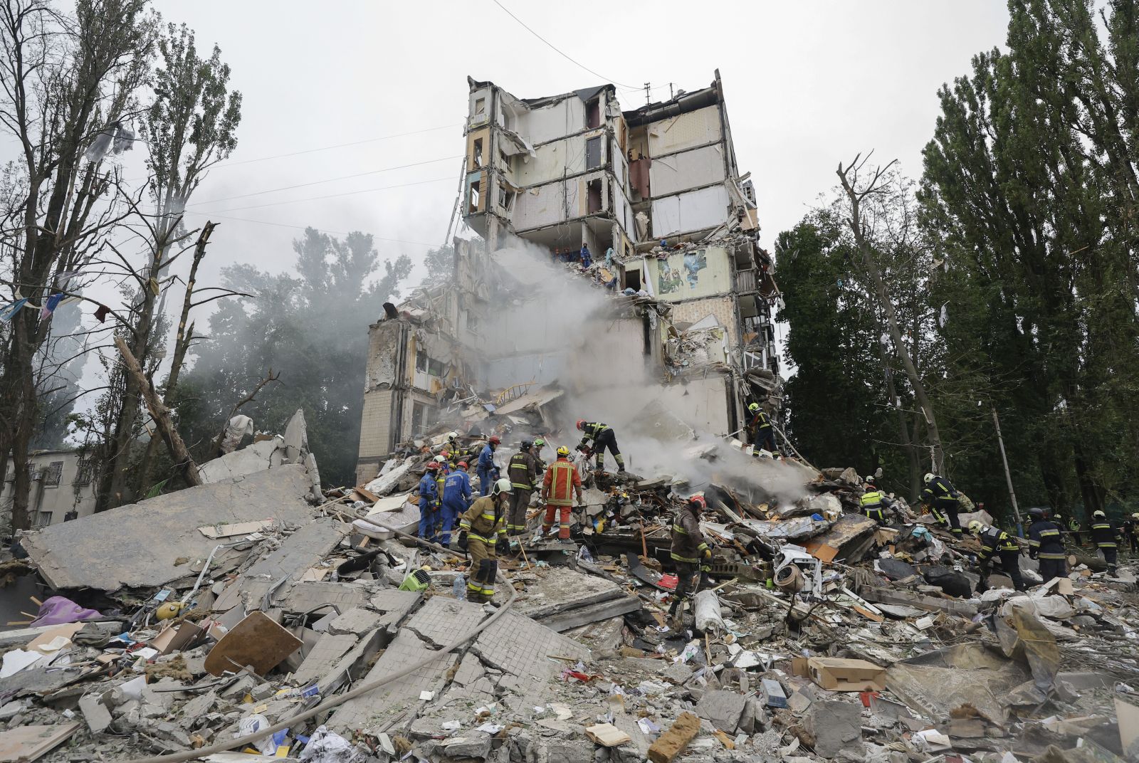 epaselect epa12274453 Rescuers work at the site of a Russian strike on a nine-storey residential building in Kyiv, Ukraine, 31 July 2025. At least seven people were killed in Kyiv, and dozens more were injured, as Russia launched a countrywide overnight attack with drones and missiles, the State Emergency Service said on 31 July.  EPA/SERGEY DOLZHENKO