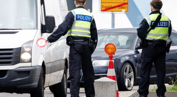 epa12275089 A German Federal Police officer signals a driver to stop at the border checkpoint at the city bridge in Frankfurt (Oder), Germany, 31 July 2025. Temporary border checks were introduced by the Polish government from 07 July to 05 August 2025 on the state border with Germany.  EPA/CLEMENS BILAN