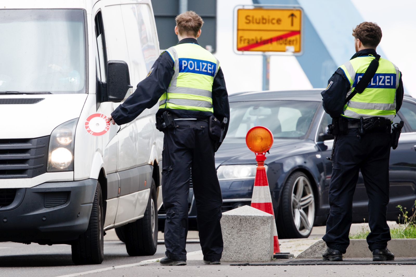epa12275089 A German Federal Police officer signals a driver to stop at the border checkpoint at the city bridge in Frankfurt (Oder), Germany, 31 July 2025. Temporary border checks were introduced by the Polish government from 07 July to 05 August 2025 on the state border with Germany.  EPA/CLEMENS BILAN