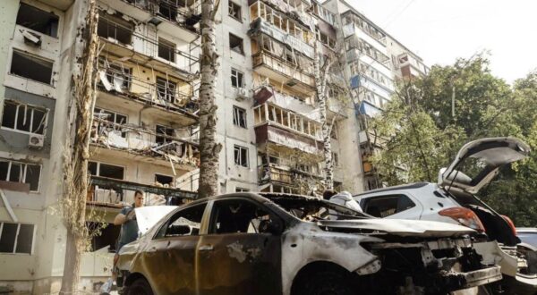 epa12302319 A handout photo made available by the official telegram channel of the Acting Governor of the Kursk Region, Alexander Khinshtein, shows a damaged cars and residential building after a reported Ukrainian strike in Kursk, Russia, 15 August 2025. At least one person was killed and 12 others injured after an overnight Ukrainian strike on a multi-story residential building in Kursk, the region's acting governor said.  EPA/KURSK REGION ACTING GOVERNOR ALEXANDER KHINSHTEIN HANDOUT -- MANDATORY CREDIT -- BEST QUALITY AVAILABLE --HANDOUT EDITORIAL USE ONLY/NO SALES/NO ARCHIVES