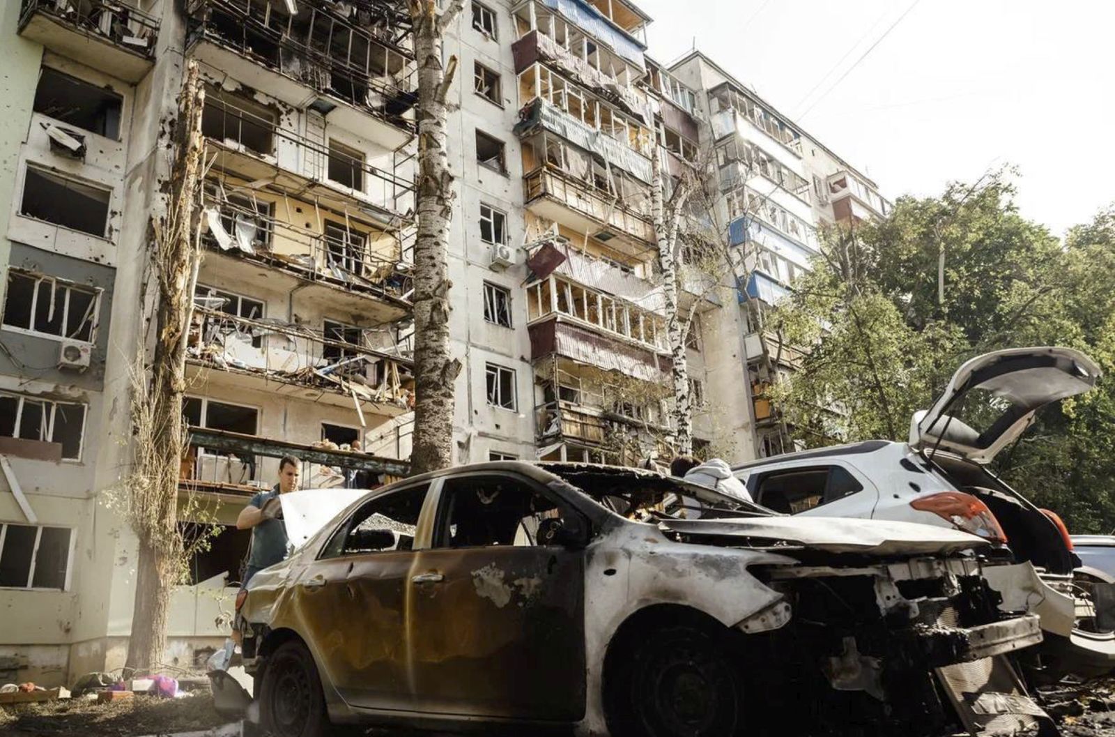 epa12302319 A handout photo made available by the official telegram channel of the Acting Governor of the Kursk Region, Alexander Khinshtein, shows a damaged cars and residential building after a reported Ukrainian strike in Kursk, Russia, 15 August 2025. At least one person was killed and 12 others injured after an overnight Ukrainian strike on a multi-story residential building in Kursk, the region's acting governor said.  EPA/KURSK REGION ACTING GOVERNOR ALEXANDER KHINSHTEIN HANDOUT -- MANDATORY CREDIT -- BEST QUALITY AVAILABLE --HANDOUT EDITORIAL USE ONLY/NO SALES/NO ARCHIVES