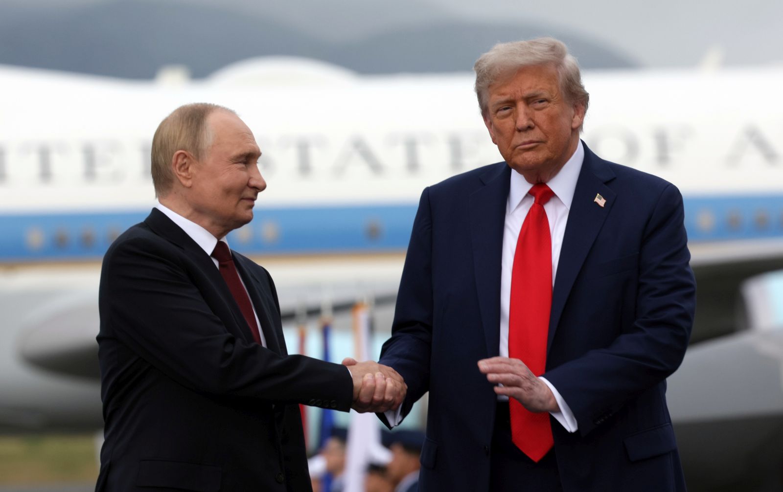 epa12303633 US President Donald Trump (R) and Russian President Vladimir Putin pose on the podium on the tarmac after they arrived to attend a meeting at Joint Base Elmendorf-Richardson in Anchorage, Alaska, USA, 15 August 2025.  EPA/GAVRIIL GRIGOROV/SPUTNIK/KREMLIN POOL / POOL MANDATORY CREDIT