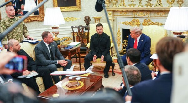 epa12308558 United States President Donald J Trump (R) meets President of Ukraine Volodymyr Zelensky (2R) in the Oval Office of the White House in Washington, DC, USA, 18 August 2025.  European Leaders are at the White House in support of President Zelenskyy following President Trump’s meeting with President Vladimir Putin of Russia in Anchorage, Alaska, USA, on August 15, 2025.  EPA/AARON SCHWARTZ / POOL